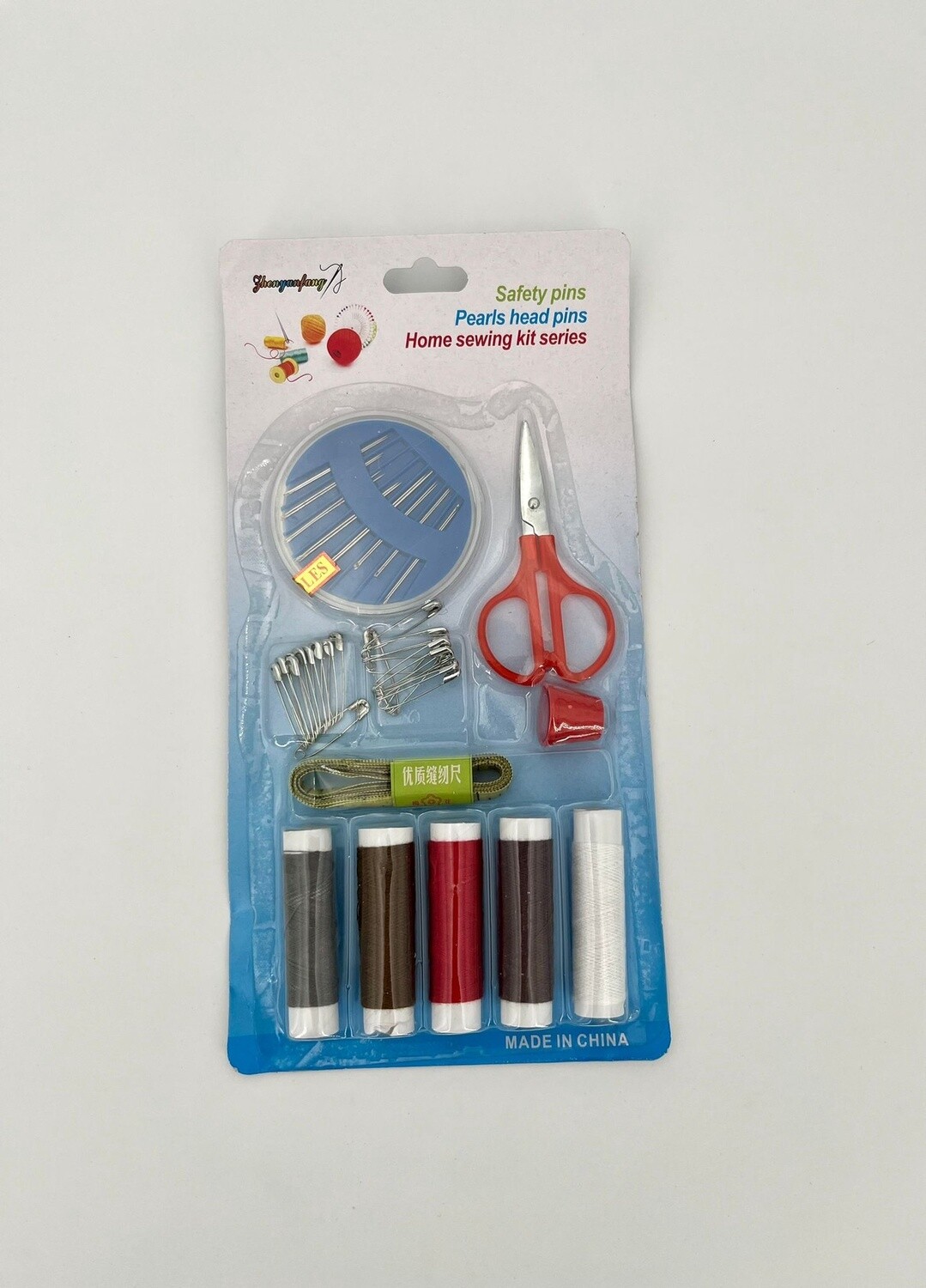 Naaisetje met draad en naalden